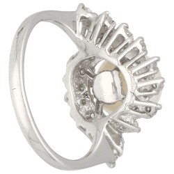 18K Witgouden ring bezet met een parel en ca. 0.32 ct. diamant