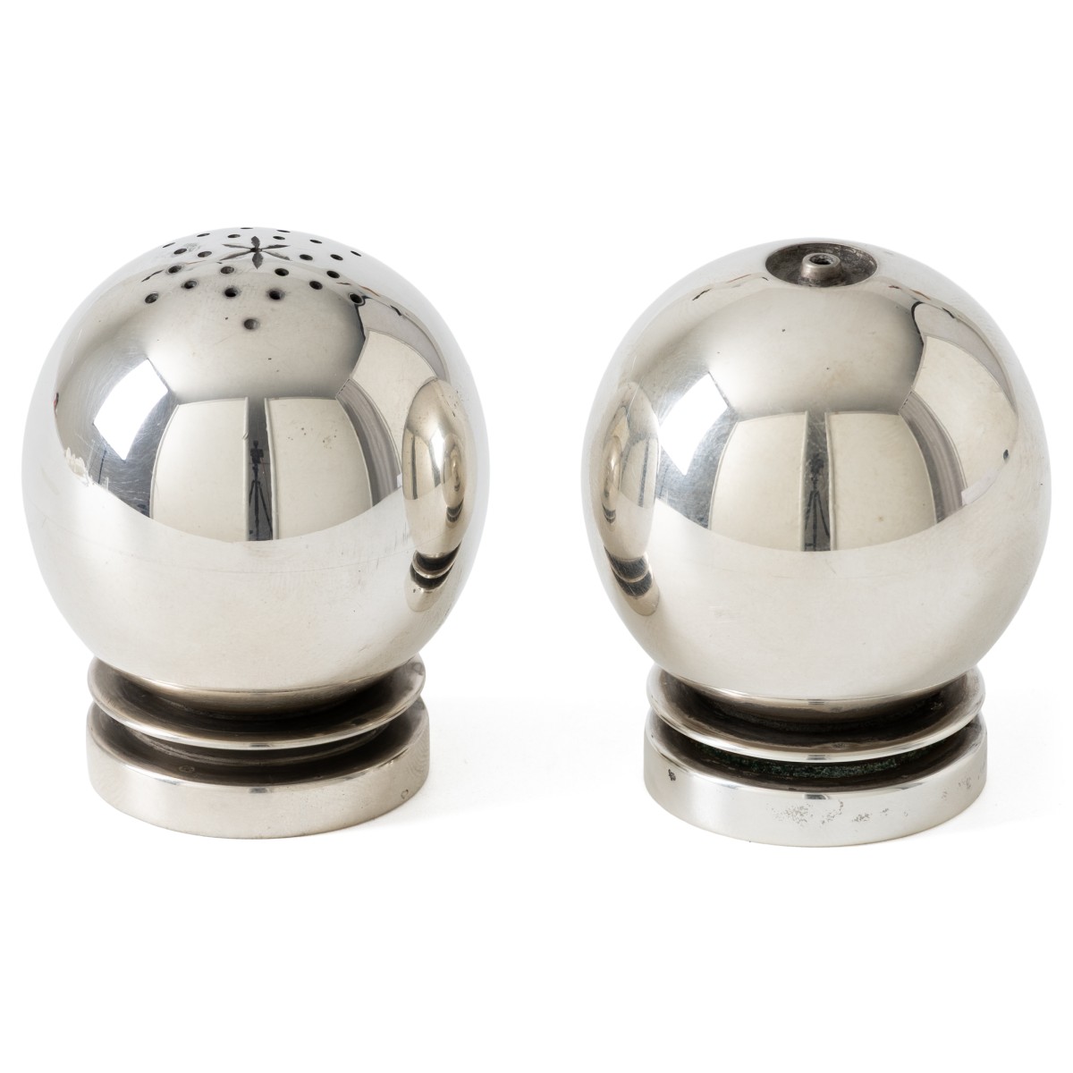 Goudwisselkantoor auction: Georg Jensen peper- en zoutstrooiers, model Pyramid (632) door Harald Nielsen, Kopenhagen 1933-1944, zilver