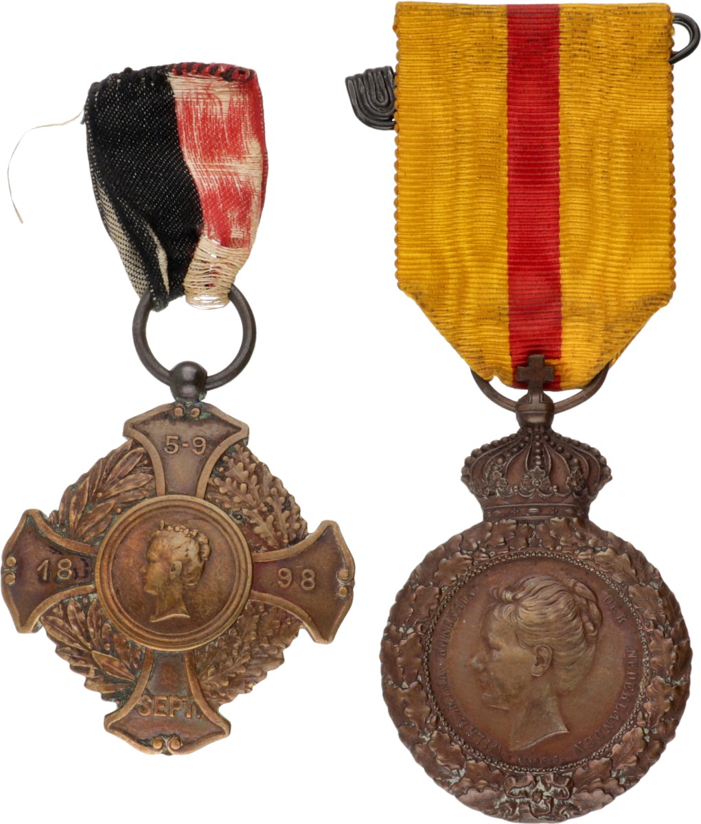 Goudwisselkantoor auction: Nederland. Lot (2) Herdenkingsmedaille politie Amsterdam 1898 en Voor menschlievend hulpbetoon medaille