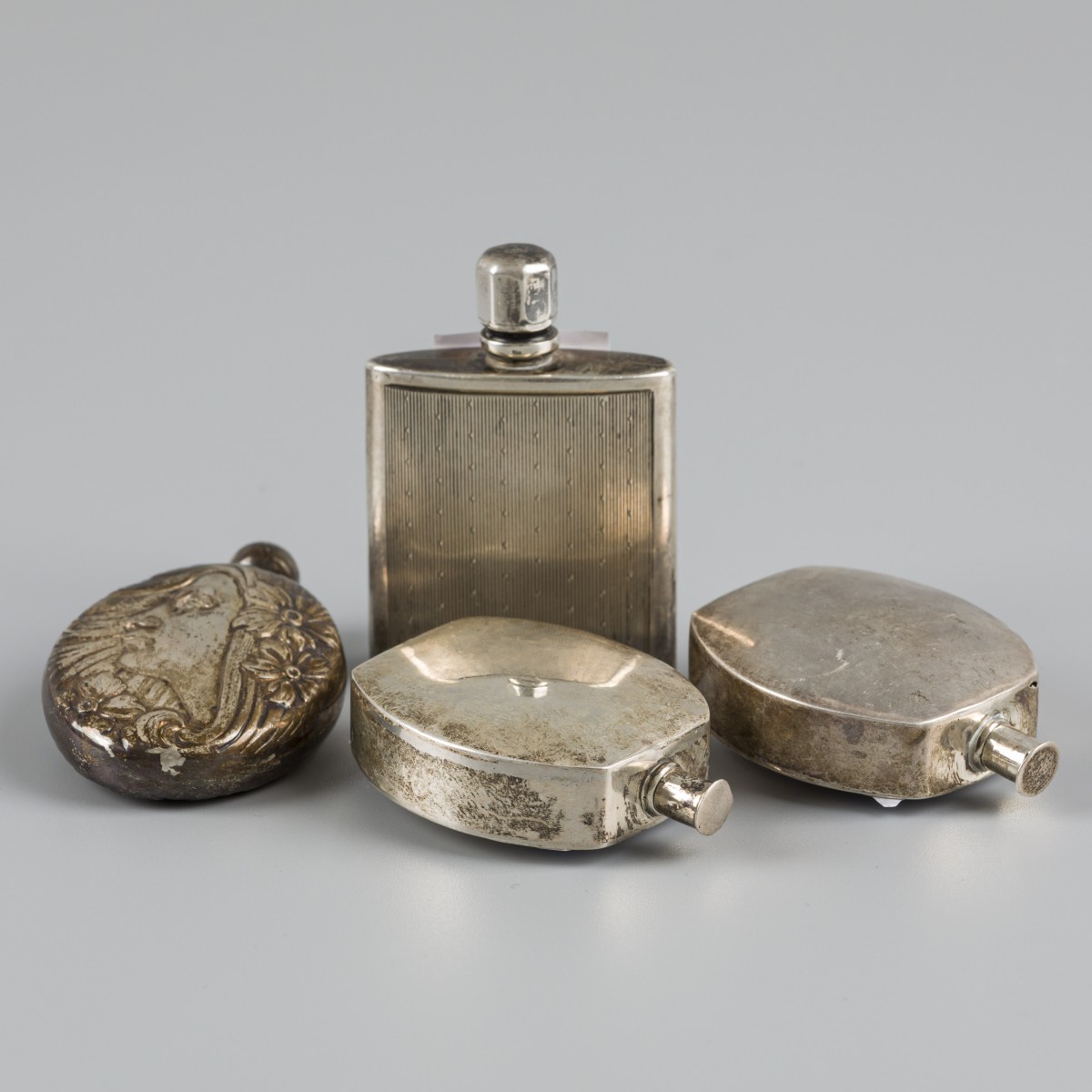 4-delig lot parfumflacons zilver.
