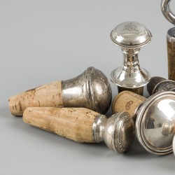 9-delig lot flessenstoppers zilver.