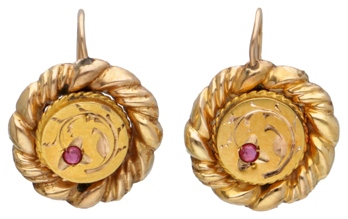 Antieke 14 kt. geelgouden repoussé oorbellen bezet met glasgranaat.