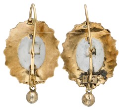 19de-eeuwse BWG 10 kt. geelgouden Nederlandse rouwoorbellen.