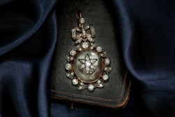 18 kt. Roségouden Victoriaanse 'Pool of Light' medaillon hanger met strik, bezet met ca. 4.90 ct. diamant en bergkristal.