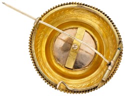 Antieke 14K geelgouden broche bezet met ster- en acanthusbladmotief.