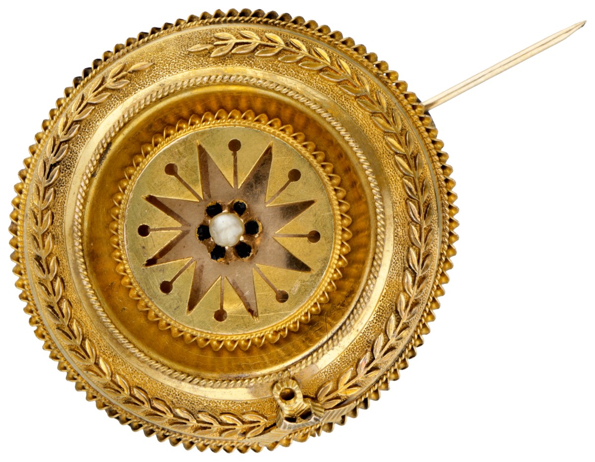 Antieke 14K geelgouden broche bezet met ster- en acanthusbladmotief.