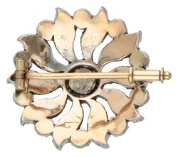 Antieke 14 kt. geelgouden / sterling zilveren broche bezet met roos geslepen diamant.