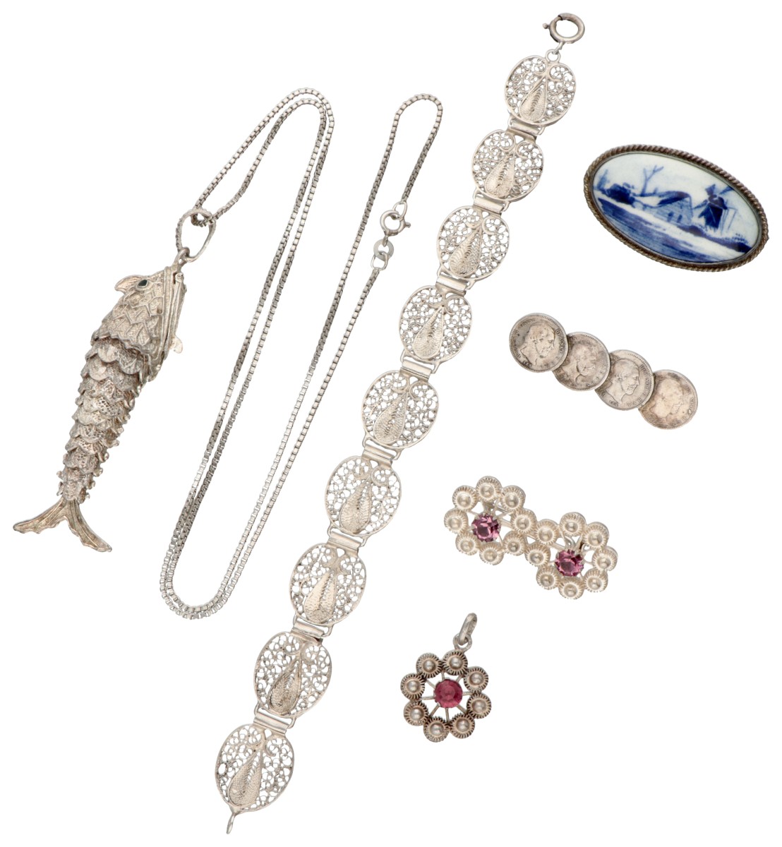 Lot van zes diverse zilveren vintage sieraden waaronder een flexibele vishanger en een broche bezet met Delfts blauw.