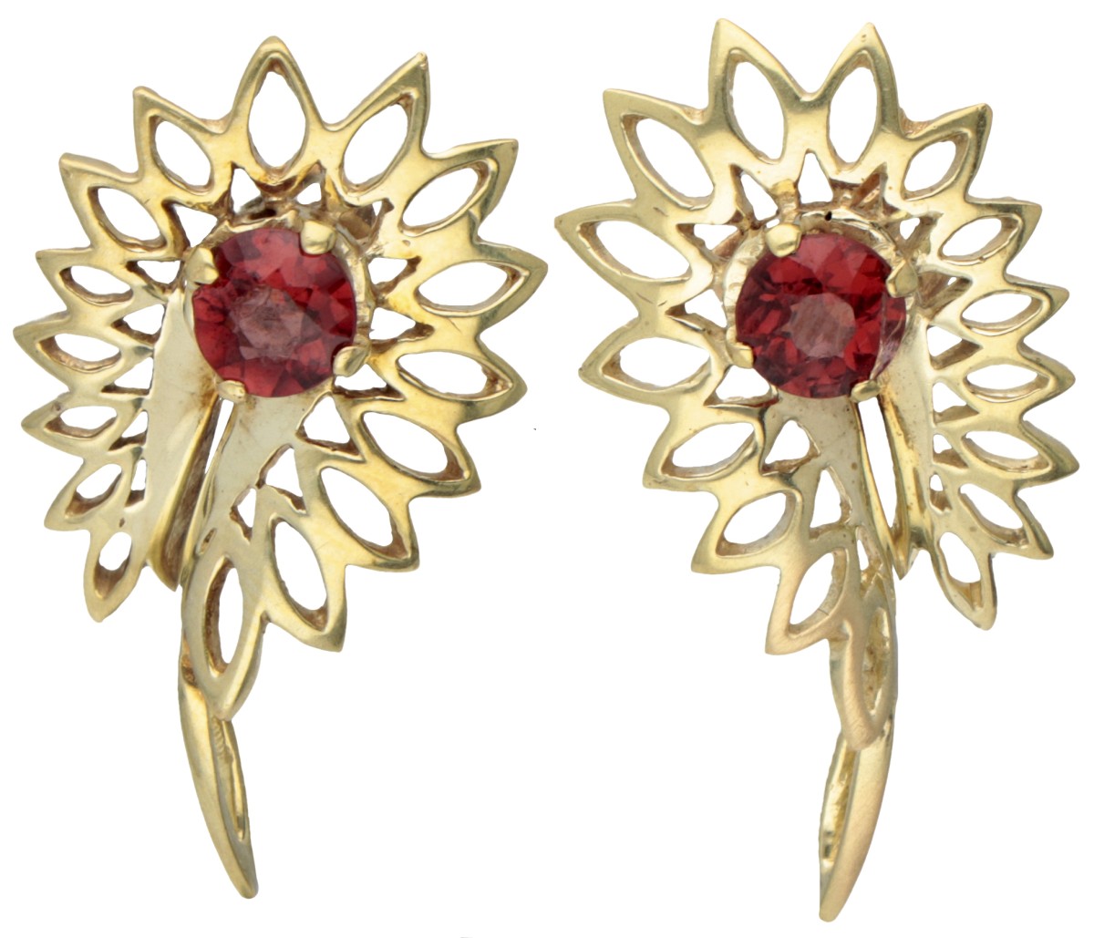 Vintage 14 kt. geelgouden oorbellen bezet met ca. 0.80 ct. granaat.