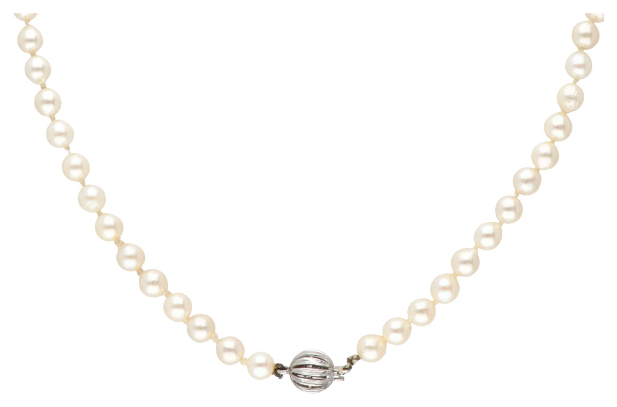 J. Köhle enkele streng Akoya parelcollier met een 14 kt. witgouden sluiting