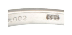 14 kt. Witgouden rivière ring bezet met ca. 0.09 ct. natuurlijke smaragd en diamant.