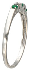 14 kt. Witgouden rivière ring bezet met ca. 0.09 ct. natuurlijke smaragd en diamant.