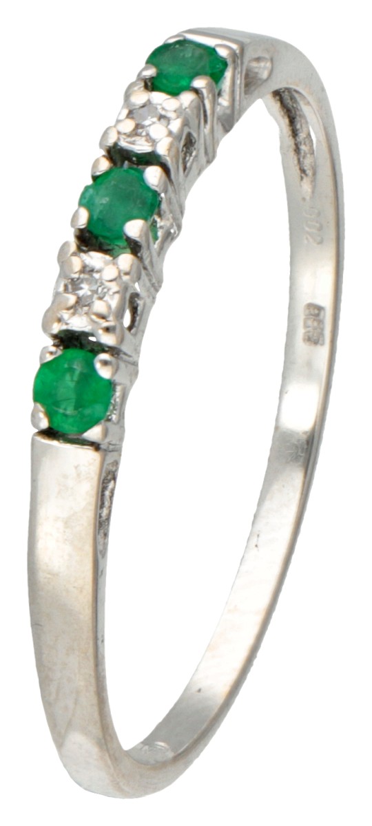 14 kt. Witgouden rivière ring bezet met ca. 0.09 ct. natuurlijke smaragd en diamant.