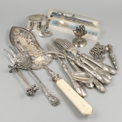 Groot lot diverse objecten verzilverd.