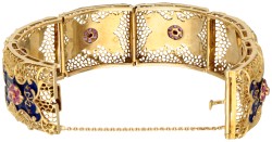Vintage 18 kt. geelgouden opengewerkte armband bezet met ca. 2.95 ct. natuurlijke robijn en blauwe emaille.