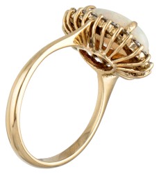 Vintage BWG 10 kt. geelgouden entourage ring bezet met ca. 1.95 ct. edelopaal en ca. 0.22 ct. diamant.