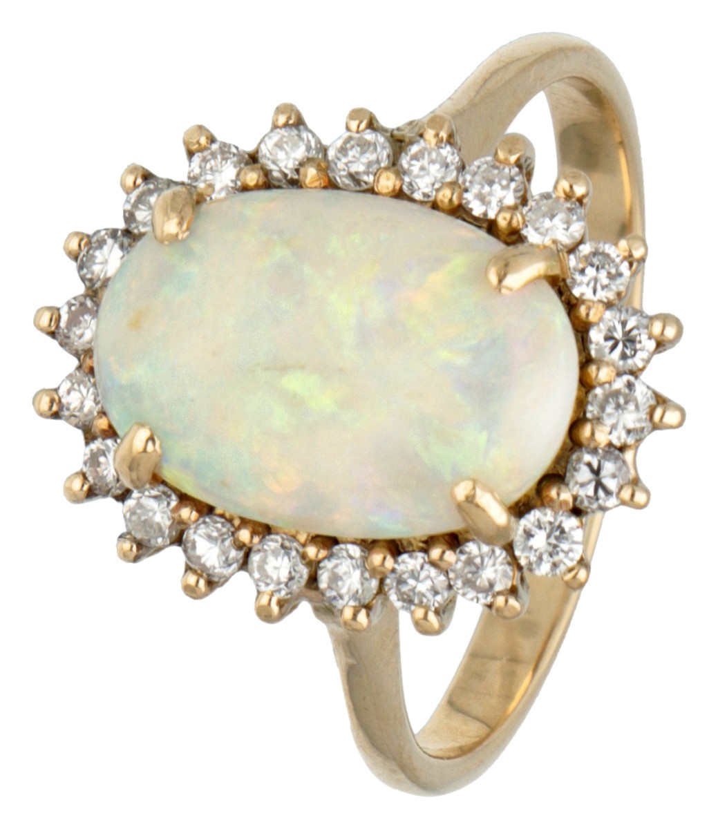 Vintage BWG 10 kt. geelgouden entourage ring bezet met ca. 1.95 ct. edelopaal en ca. 0.22 ct. diamant.