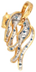 18 kt. Bicolor gouden panter hanger bezet met ca. 0.71 ct. diamant, ca. 0.69 ct. natuurlijk saffier en ca. 0.04 ct. natuurlijk smaragd.