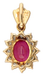 14 kt. Bicolor gouden hanger bezet met ca. 0.25 ct. diamant en robijn.