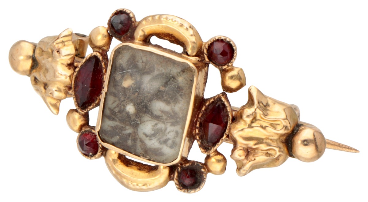 Antieke 14 kt. geelgouden rouw broche voorzien van uit haar vervaardigde voorstellingen van bloemen.