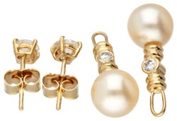18 kt. Geelgouden oorbellen bezet met ca. 0.91 ct. diamant en gecultiveerde parel.