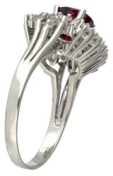 14 kt. Witgouden cocktail ring bezet met ca. 0.98 ct. diamant en synthetische robijn.