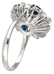 18 kt. Witgouden ring bezet met ca. 2.70 ct. natuurlijke saffier en ca. 0.33 ct. diamant.