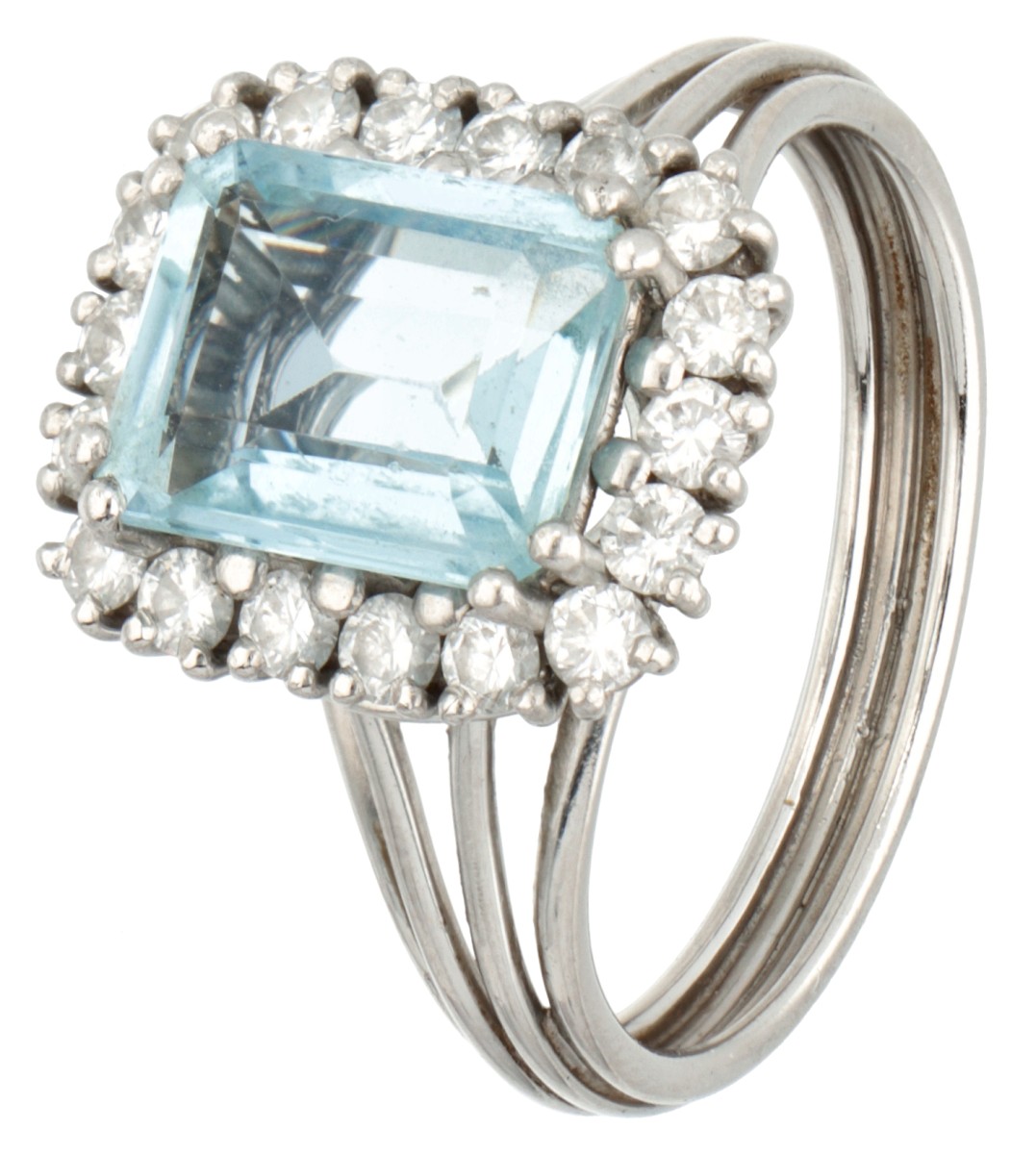 Pt 900 Platina entourage ring bezet met ca. 2.31 ct. aquamarijn en ca. 0.72 ct. diamant.