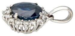 14 kt. Witgouden entourage hanger bezet met ca. 4.60 ct. natuurlijke saffier en ca. 0.70 ct. diamant.