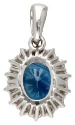 14 kt. Witgouden entourage hanger bezet met ca. 4.60 ct. natuurlijke saffier en ca. 0.70 ct. diamant.