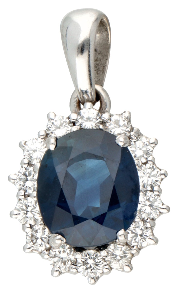 14 kt. Witgouden entourage hanger bezet met ca. 4.60 ct. natuurlijke saffier en ca. 0.70 ct. diamant.