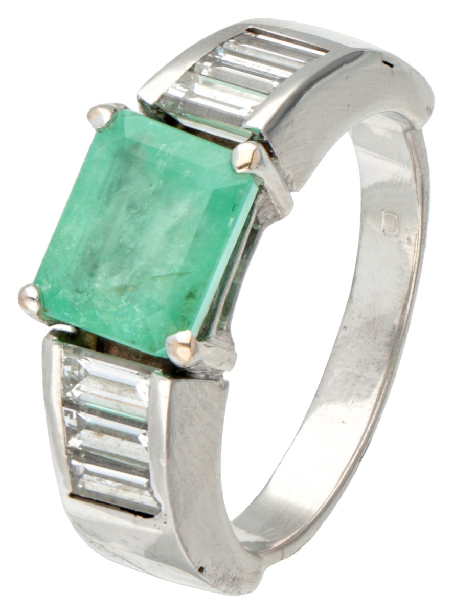 14 kt. Witgouden ring bezet met ca. 2.45 ct. natuurlijke smaragd en ca. 0.66 ct. diamant.