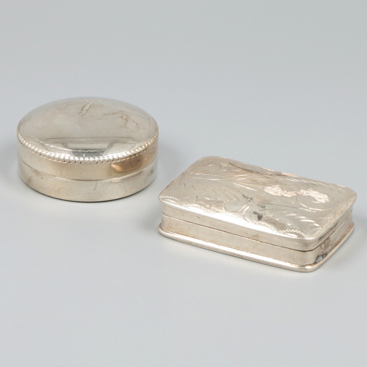 2-delig lot doosjes zilver.