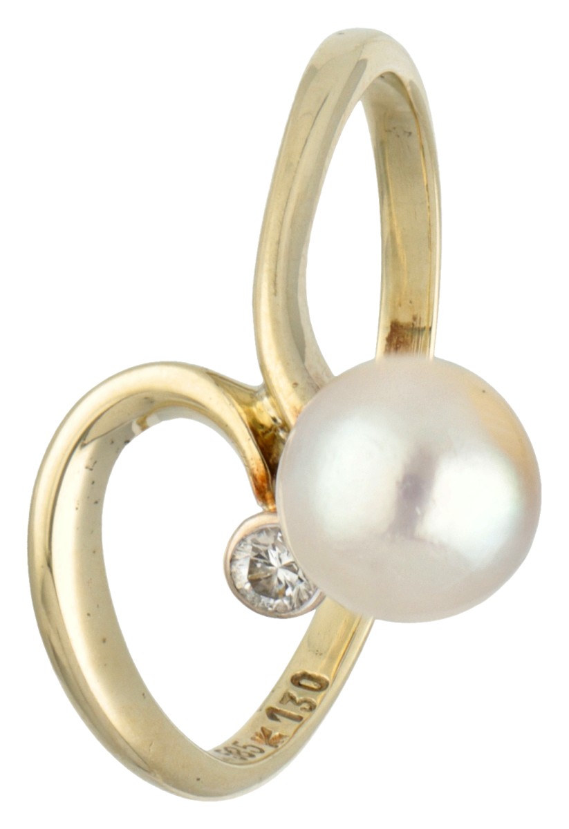 14K Geelgouden ring bezet met diamant en zoetwaterparel.