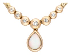 18 kt. Geelgouden collier bezet met ca. 0.40 ct. edelopaal en ca. 0.26 ct. diamant.