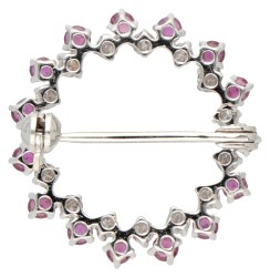 14K Witgouden broche bezet met natuurlijke robijn en diamant.