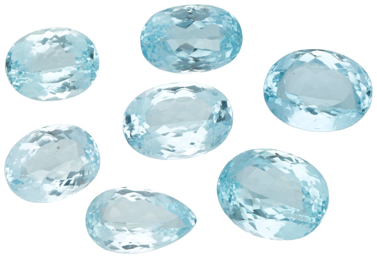 Lot van zeven losse topazen.