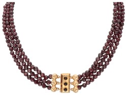 14K Geelgouden drierijig collier met granaat.