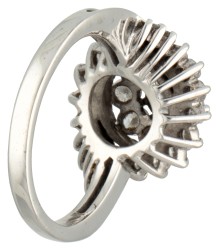 18K Witgouden entourage ring bezet met ca. 0.90 ct. diamant.