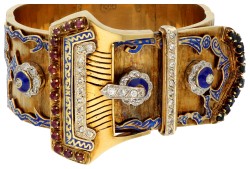 14K Geelgouden "conversation piece" gesp armband bezet met ca. 0.65 ct. diamant, robijn en saffier