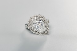 Crivelli 18K witgouden halo ring bezet met ca. 3.12 ct. peer geslepen diamant (IGI gecertificeerd) en ca. 2.45 ct. omringende diamanten.