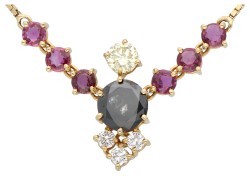 18K geelgouden collier met zwarte diamant en robijnen