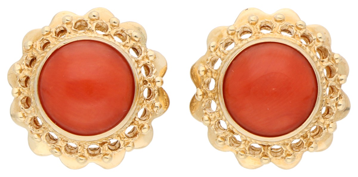 14K geelgouden oorstekers  bezet met bloedkoraal