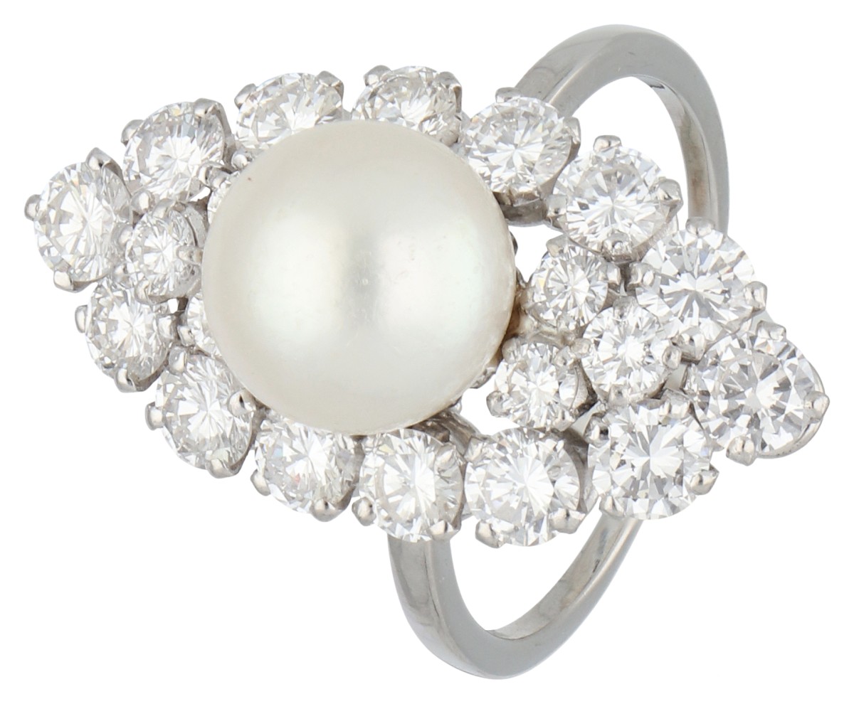 Platina navette ring bezet met ca. 1.98 ct. diamant en cultivé parel