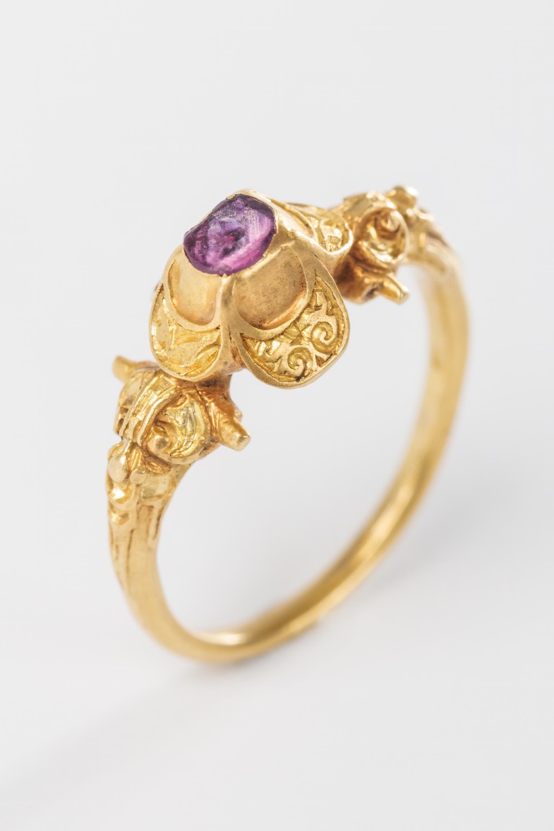 Goudwisselkantoor auction: 20K Geelgouden antieke renaissance ring bezet met saffier