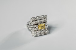 18K witgouden cocktailring bezet met saffier en diamant