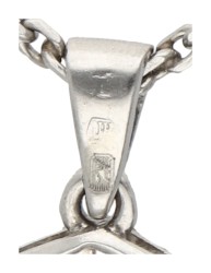 Platina collier met kruis hanger bezet met ca. 1.51 ct. diamant