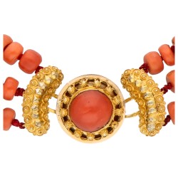 Drie-rijig antieke bloedkoralen collier met 14K geelgouden slot