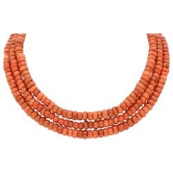 Drie-rijig antieke bloedkoralen collier met 14K geelgouden slot