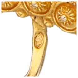 Drie-rijig antieke bloedkoralen collier met 14K geelgouden slot